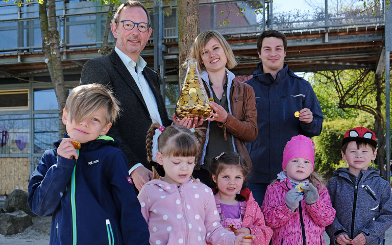 Spendenübergabe mit symbolischen Schokomünzen an die KiTa Rappelkiste im Ahrtal