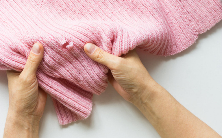 Gefräßig Gestrickter Pulli mit Loch