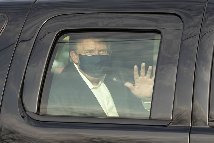 Donald Trump blickt aus einer Limousine.