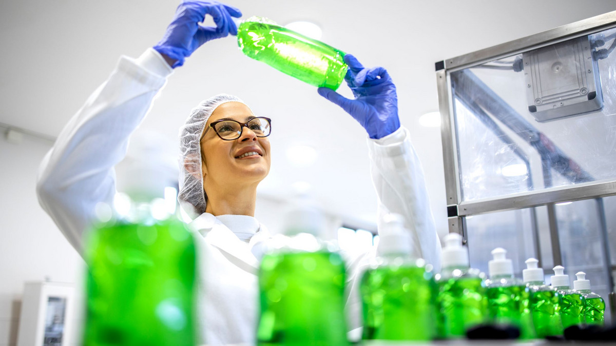 Chemie-Fachkraft bei der Shampoo-Produktion. Foto: littlewolf1989 - stock.adobe.com