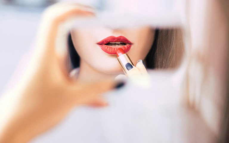 Schnell nachziehen Frau zieht Lippenstift nach