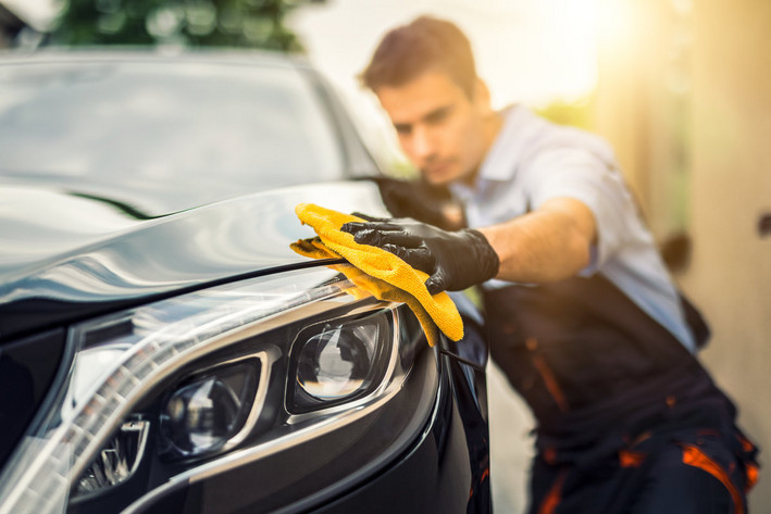 Hell: Autoscheinwerfer sind aus Plexiglas, da dieser Werkstoff das Licht exzellent leitet. Foto: REDPIXEL - stock.adobe.com