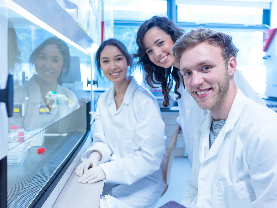 Drei Nachwuchskräfte der Chemie- und Pharmaindustrie in einem Labor.