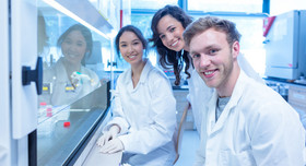 Drei Nachwuchskräfte der Chemie- und Pharmaindustrie in einem Labor.