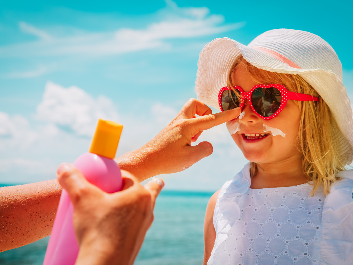  Kinder haben nur eine Eigenschutzzeit von fünf Minuten. Sonnencreme für Kinder sollte daher den höchsten Lichtschutzfaktor haben. Foto: Adobe Stock nadezhda1906