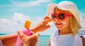  Kinder haben nur eine Eigenschutzzeit von fünf Minuten. Sonnencreme für Kinder sollte daher den höchsten Lichtschutzfaktor haben. Foto: Adobe Stock nadezhda1906