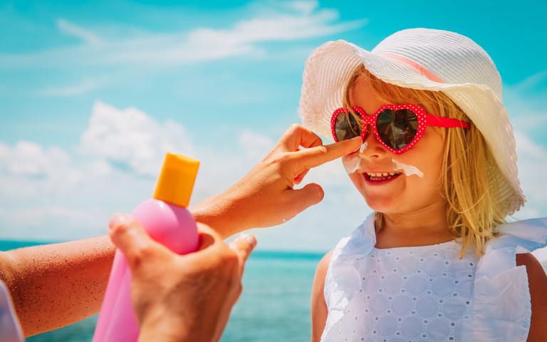  Kinder haben nur eine Eigenschutzzeit von fünf Minuten. Sonnencreme für Kinder sollte daher den höchsten Lichtschutzfaktor haben. Foto: Adobe Stock nadezhda1906