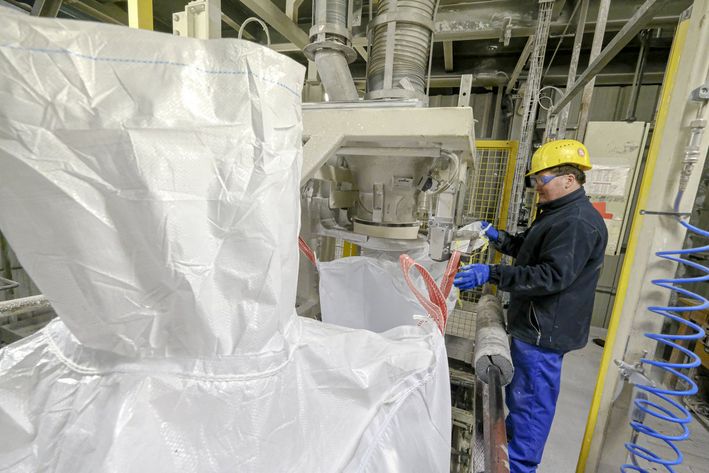 Als letzter Produktionsschritt wird das Bariumcarbonat „abgesackt“. Foto: Roth