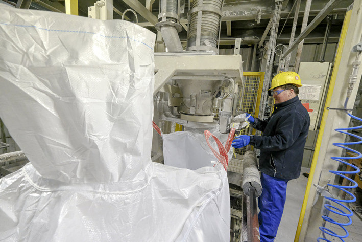 Als letzter Produktionsschritt wird das Bariumcarbonat „abgesackt“. Foto: Roth Als letzter Produktionsschritt wird das Bariumcarbonat „abgesackt“. Foto: Roth