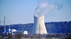 Der Kühlturm eines Atomkraftwerks.