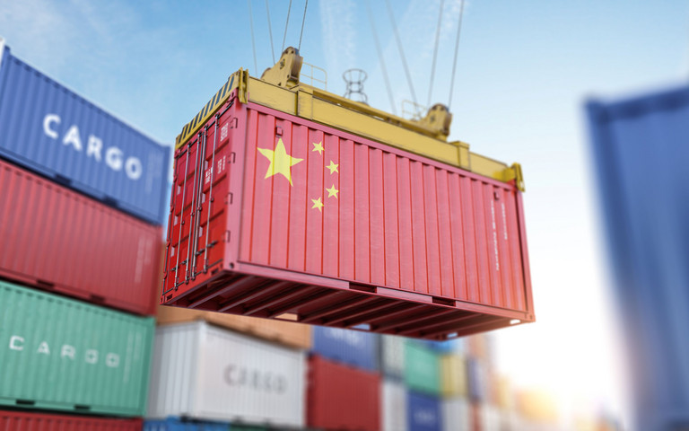 Seefrachtcontainer aus China beim Verladen am Hafen.
