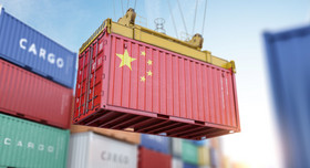 Seefrachtcontainer aus China beim Verladen am Hafen.
