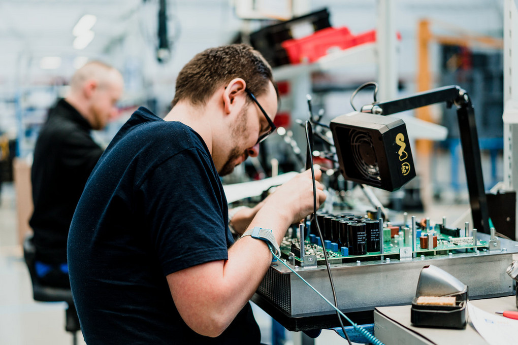 Arbeit mit Fingerspitzengefühl: Einblick in die Produktion bei Hager. Foto: Hager.