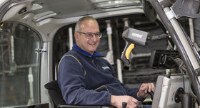  Peter Krause wechselte von der Reifenproduktion in die Logistik und ist heute für die Werktransporte zuständig. Foto: Hasübert
