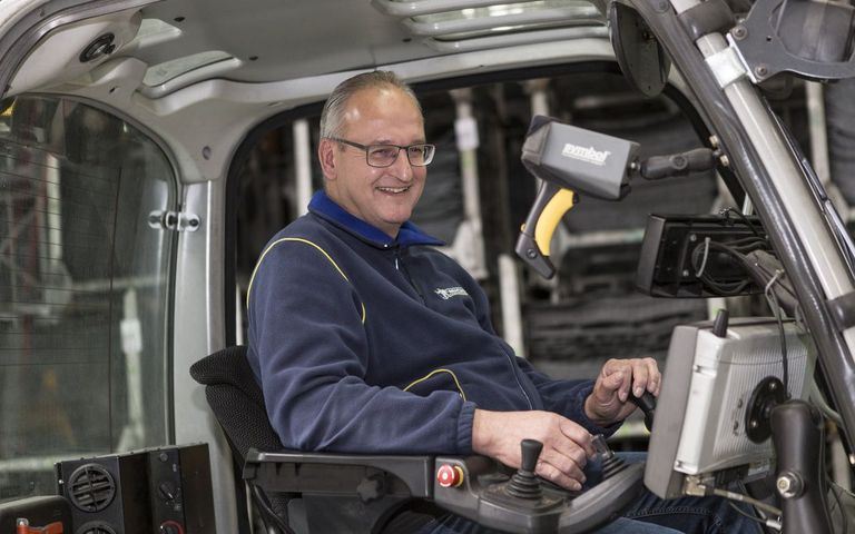 Peter Krause wechselte von der Reifenproduktion in die Logistik und ist heute für die Werktransporte zuständig. Foto: Hasübert