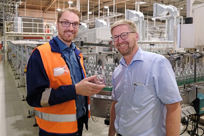 PET-Manager: Plastipak-Personalleiter Dirk Dietz (rechts) und Werkleiter Sven Brinckmann. Foto: Wir. Hier./Florian Lang