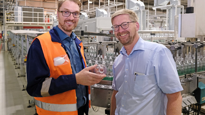 PET-Manager: Plastipak-Personalleiter Dirk Dietz (rechts) und Werkleiter Sven Brinckmann. Foto: Wir.Hier./Florian Lang