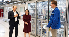 Annalena Baerbock mit dem BASF-Vorstandsvorsitzenden Martin Brudermüller und Betriebsleiter Thorsten Volk. Foto: BASF SE