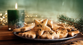 Plätzchen gehören zum Advent. Wer nicht gerne backt, kann auch gute kaufen. Foto: gudrun – stock.adobe.com