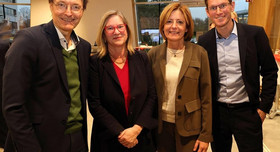 Bundesgesundheitsminister Karl Lauterbach (l.), die rheinland-pfälzische Ministerpräsidentin Malu Dreyer (2.v.r.) mit Sabine Nikolaus und Fridtjof Traulsen von Boehringer Ingelheim über bessere Standortbedingungen für die pharmazeutische Industrie in Deutschland. Foto: Boehringer Ingelheim