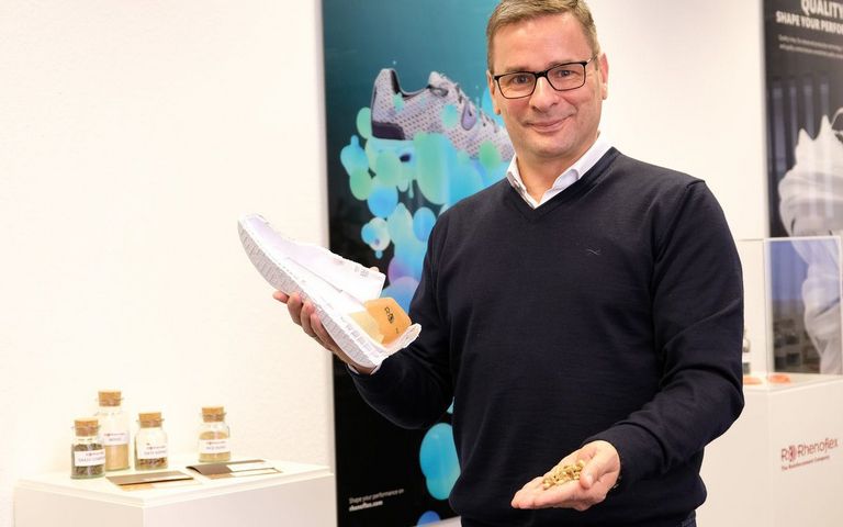 Rhenoflex-Geschäftsführer Frank Böttcher zeigt einen Spezialschuh.