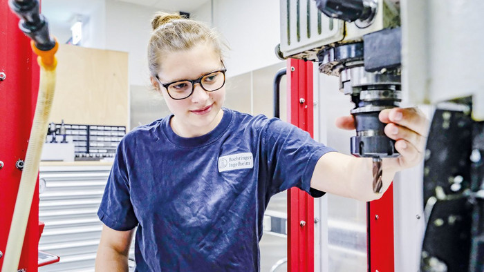 Digitalisierung trifft klassische Anlage: In der ausgebauten Ausbildungswerkstatt sind Anlagen, darunter eine CNC-Fräsmaschine, miteinander vernetzt. Foto: Wir.Hier. / Daniel Roth.
