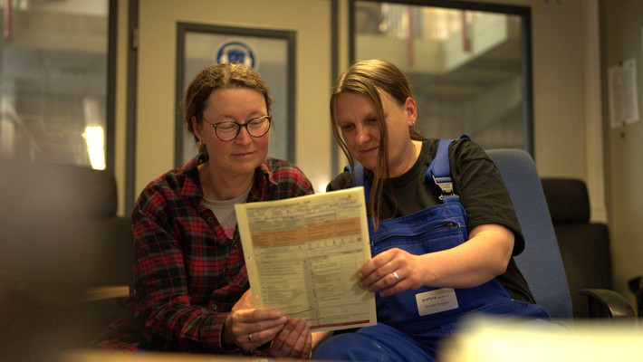 Die Chemikantinnen Tina Sauer (links) und Anna Wölfel-Juretzko bei der Übergabe zum Schichtwechsel.