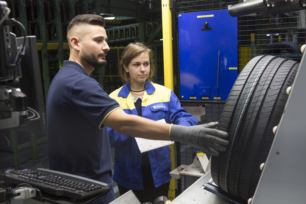 Aufmerksam: Sorgfältig überprüft Ergonomieexpertin Sarah Busse den Arbeitsplatz von Teamkoordinator Mehmet Cetin. Foto: Hasübert