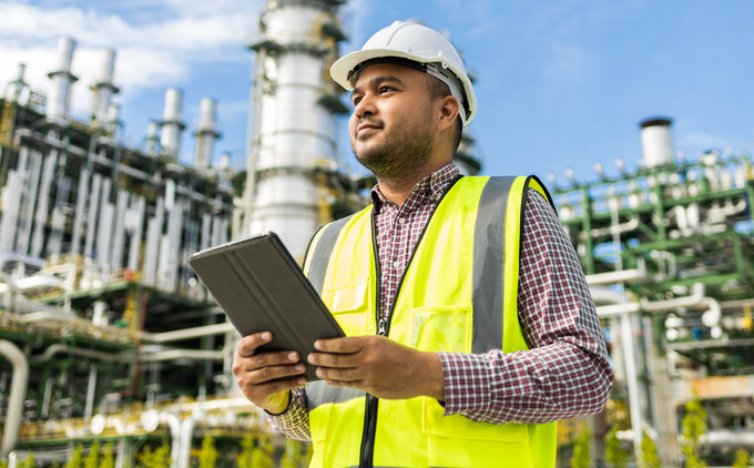 Weniger Staub, mehr Daten: Chemikantinnen und Chemikanten brauchen künftig noch mehr digitale Kompetenzen. Foto: stock.adobe.com/Chanakon