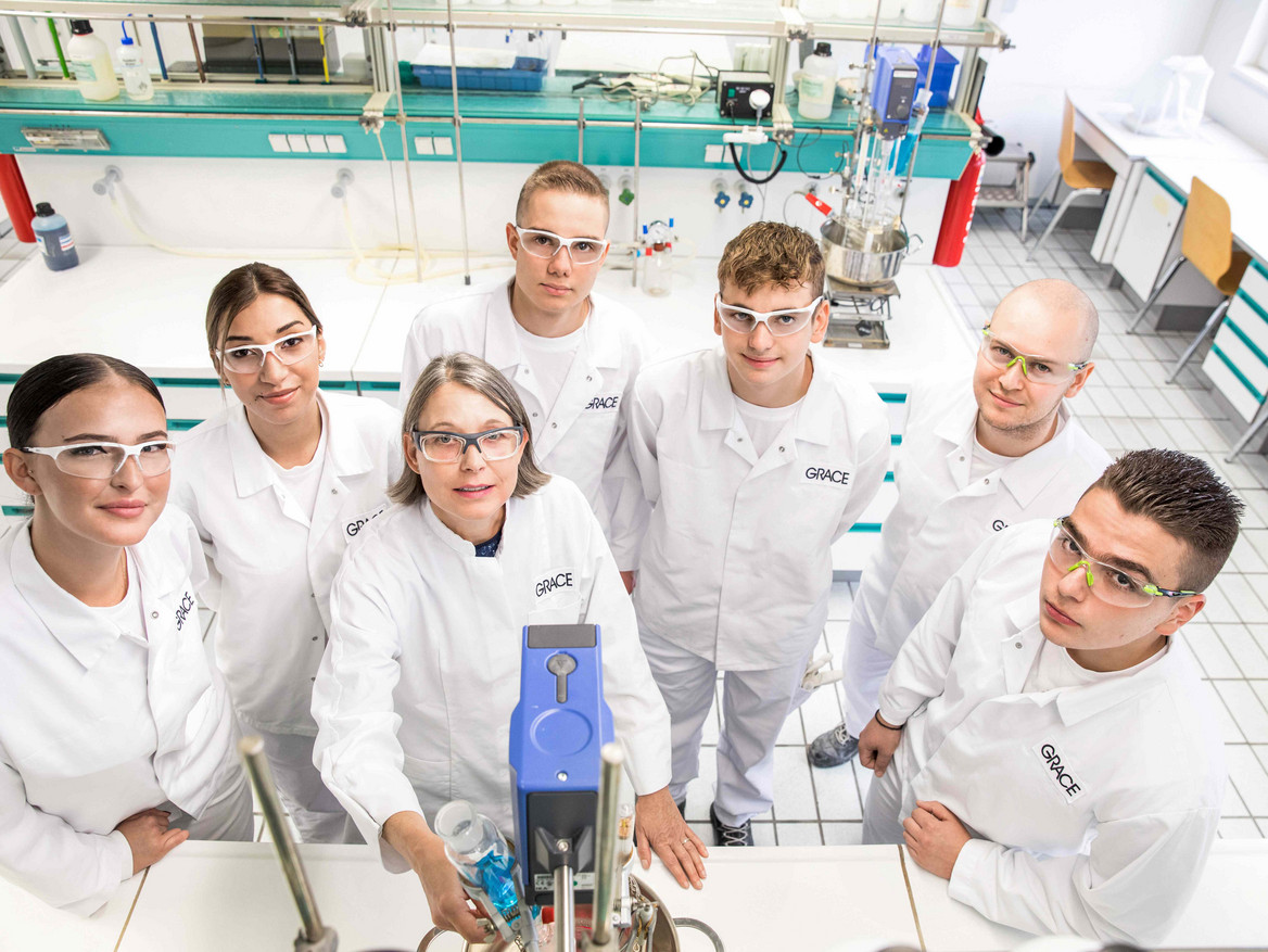 Ausbilderin Simone Schneider mit angehenden Chemikantinnen und Chemikanten im Ausbildungslabor. Auch am Girls´ Day ist dies eine wichtige Station, um das Unternehmen kennen zu lernen. Foto: Grace