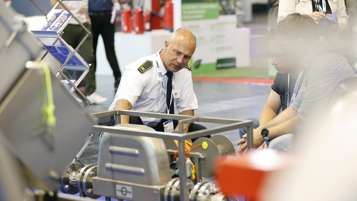 Der Chemieverband VCI präsentiert sich auf der Messe Interschutz in Hannover. Ein Experte erläutert das Exponat vor interessiertem Publikum.
