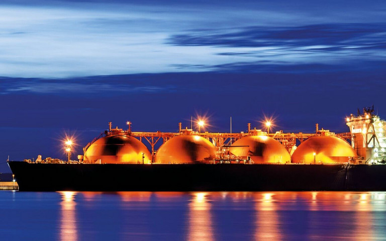 LNG-Tanker vor dem Terminal in Swinemünde. Bild: Wojciech Wrzesien - stock.adobe.com