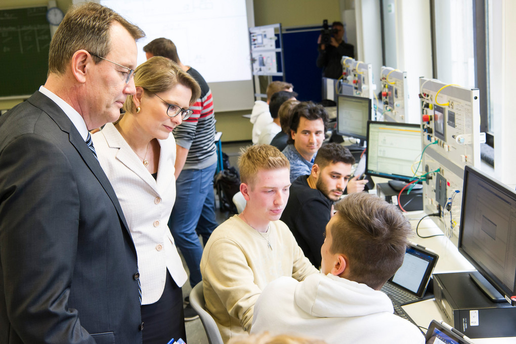 Hoher Besuch: Bildungsministerin Stefanie Hubig und BASF-Vorstand Michael Heinz informieren sich im Georg-Kerschensteiner-Berufsbildungszentrum über das Projekt DidA. Foto: BASF SE