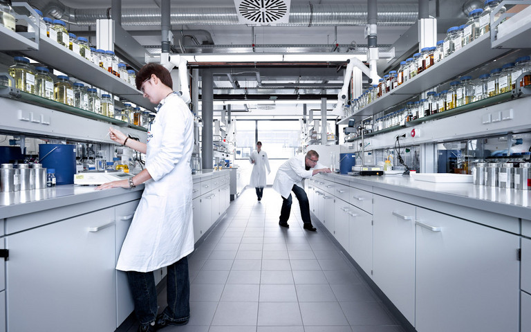  Im Technology Center wird erforscht, wie Schmierstoffe Verschleiß und Energiebedarf weiter verringern. Foto: Werk