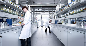  Im Technology Center wird erforscht, wie Schmierstoffe Verschleiß und Energiebedarf weiter verringern. Foto: Werk