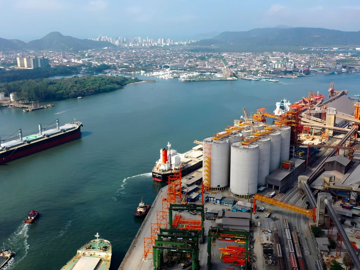 Der brasilianische Hafen Santos aus der Vogelperspektive.