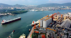 Der brasilianische Hafen Santos aus der Vogelperspektive.