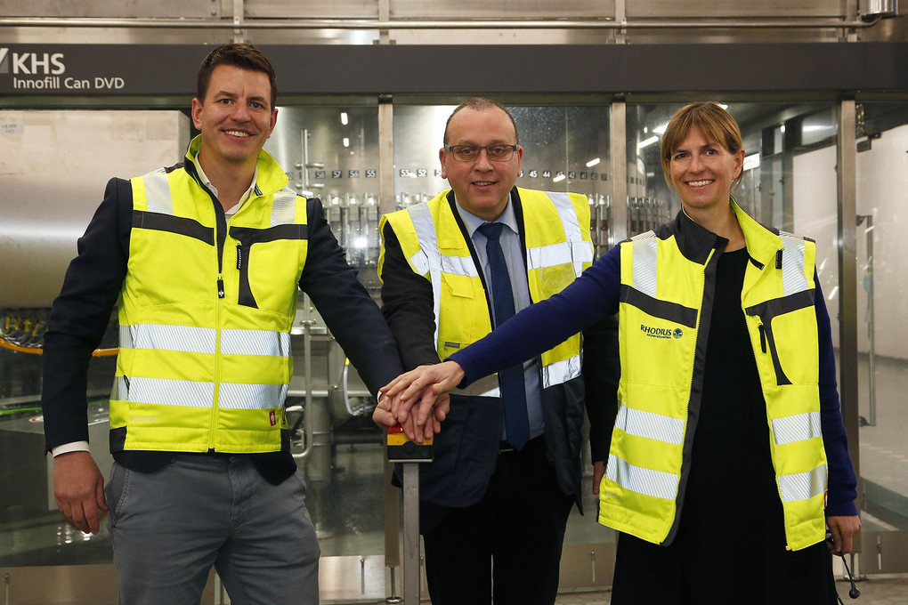 Es geht los: Johannes Bell, Bürgermeister der Verbandsgemeinde Brohltal (Mitte) sowie Frauke Helf und Hannes Tack, Chefs von Rhodius, drücken symbolisch den Startknopf der Abfülllinie. Foto: Rhodius