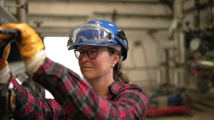 Chemikantin und Kesselwärterin Tina Sauer regelt die Abläufe im Kesselhaus.