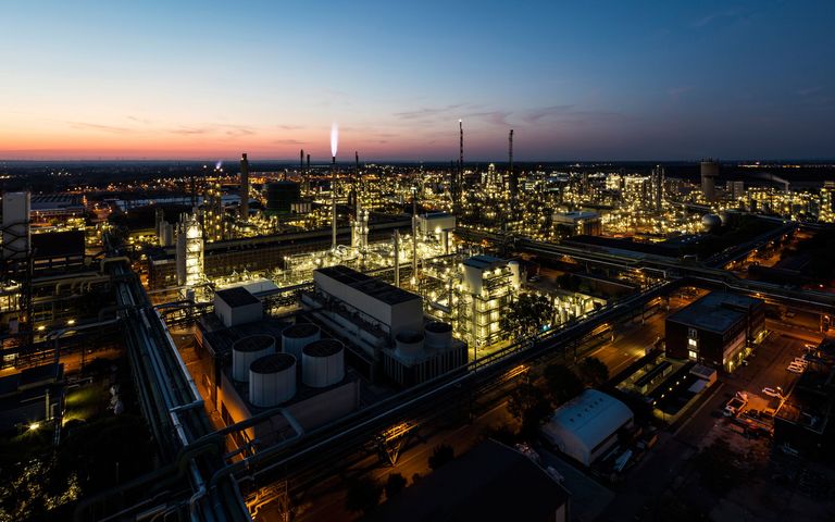 Der Steamcracker II der BASF im Licht der Abendsonne: Mit einer Fläche von 64.000 Quadratmetern ist er die größte einzelne Anlage am Standort Ludwigshafen.
