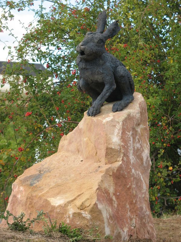 Dieser Hase ist eine von sieben Plastiken am Abenheimer Skulpturenweg. Foto: Ilse Kron-Weber