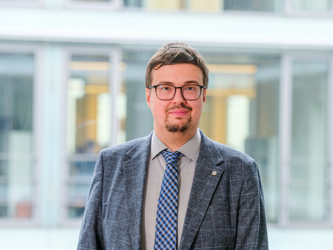 Der Wirtschaftswissenschaftler Christoph Metzler ist beim IW Köln auf Ausbildung, Fachkräftesicherung und Digitalisierung spezialisiert.