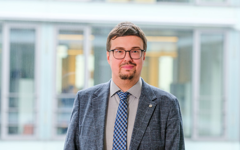 Der Wirtschaftswissenschaftler Christoph Metzler ist beim IW Köln auf Ausbildung, Fachkräftesicherung und Digitalisierung spezialisiert.