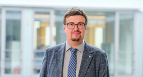Der Wirtschaftswissenschaftler Christoph Metzler ist beim IW Köln auf Ausbildung, Fachkräftesicherung und Digitalisierung spezialisiert.