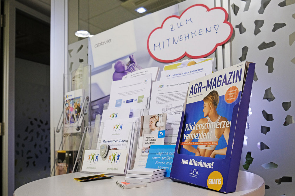 Broschürenauslage bei dem Betriebsarzt bei AbbVie. Foto: Florian Lang.