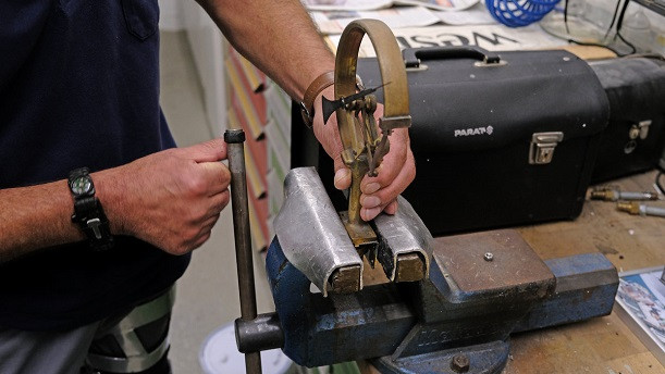 In seiner Werkstatt repariert der Haustechniker zum Beispiel ein Manometer. Foto: Wir.Hier. / Florian Lang
