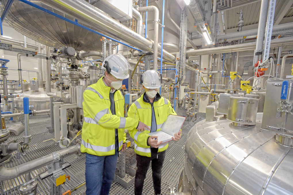 Lagebesprechung vor Chemieanlage