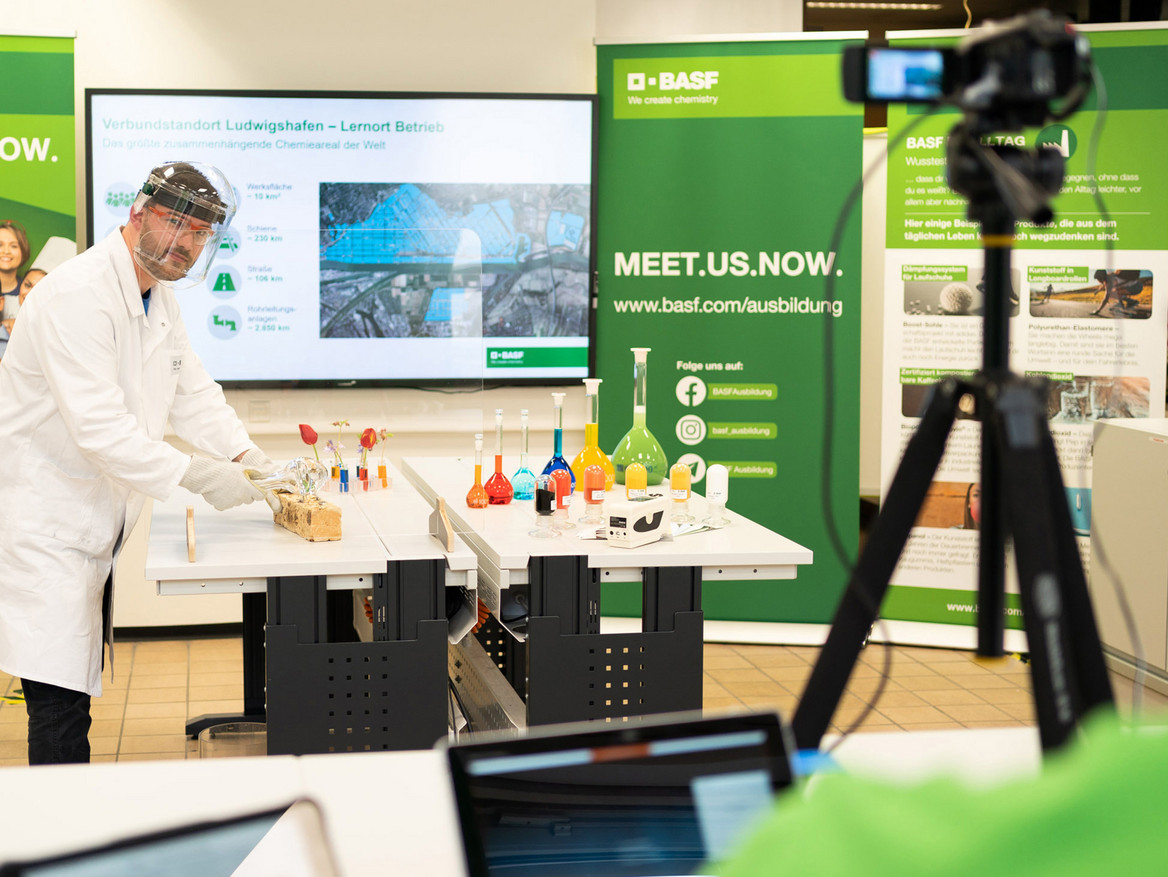 Chemielaboranten-Azubi Felix Schneider übt vor der Kamera ein Experiment für den Infotag der BASF für Jugendliche. Foto: BASF