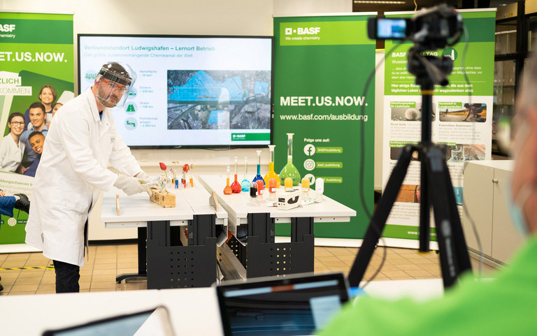Chemielaboranten-Azubi Felix Schneider übt vor der Kamera ein Experiment für den Infotag der BASF für Jugendliche. Foto: BASF
