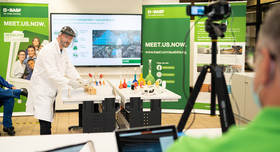 Chemielaboranten-Azubi Felix Schneider übt vor der Kamera ein Experiment für den Infotag der BASF für Jugendliche. Foto: BASF